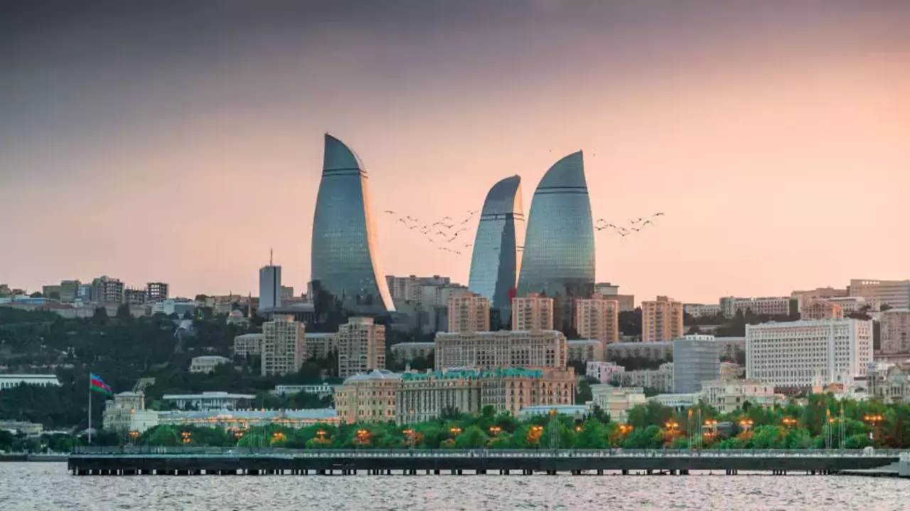 Kars turizm -Azerbaycan turu deniz manzarası eşliğinde alev kuleleri görüntüsü - Cancanlar Turizm