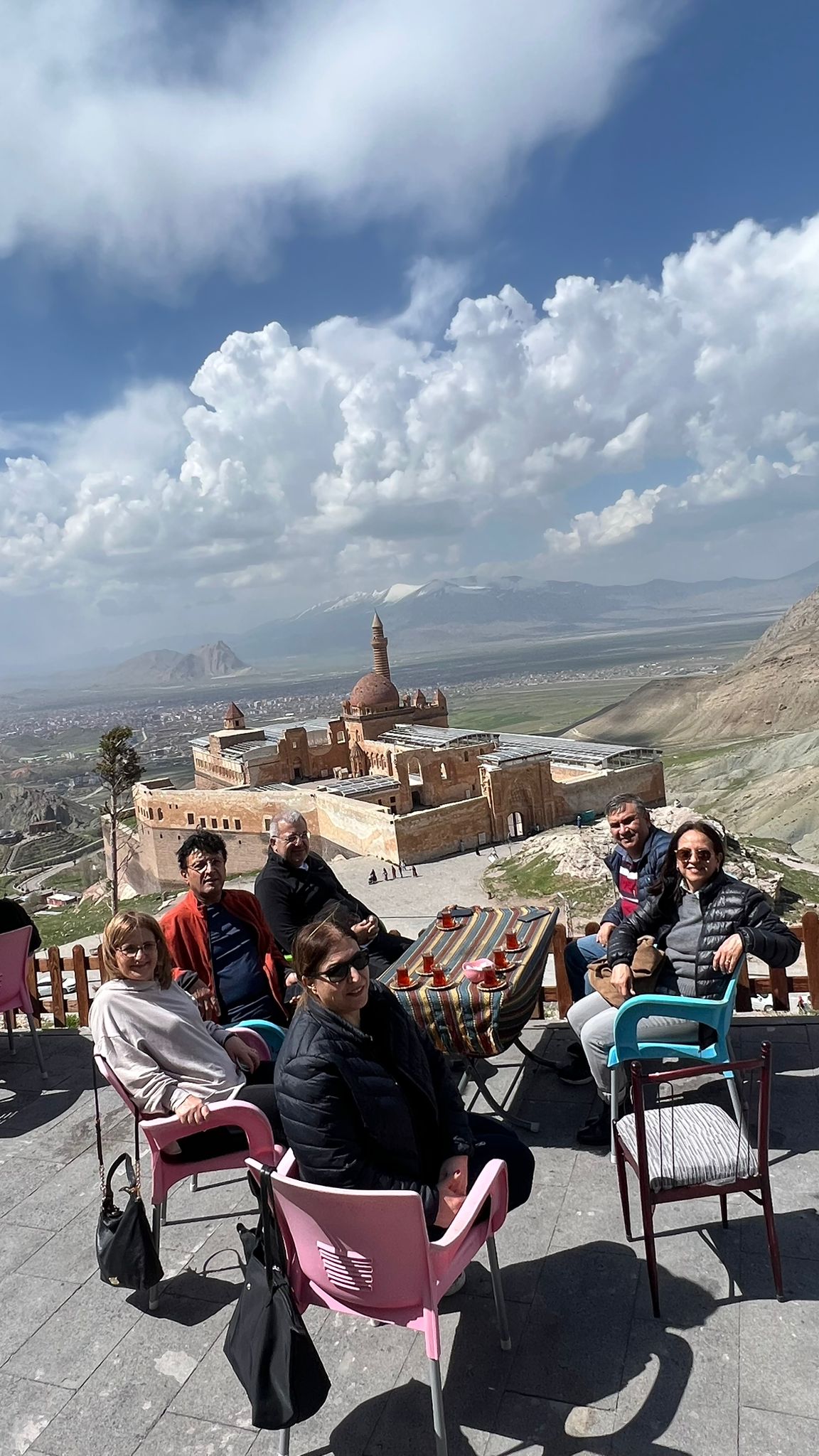 Kars turizm -Ağrı doğubeyazıt turu tarihi ishak paşa manzarasına bakarak çay keyfi - Cancanlar Turizm