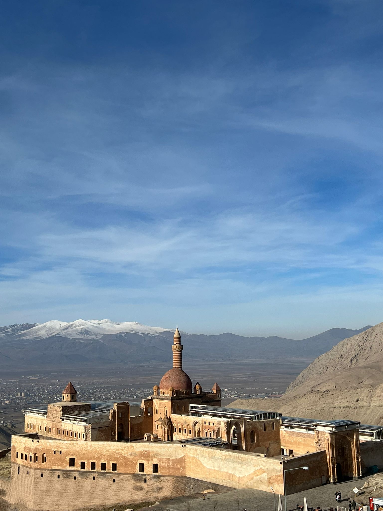 Kars turizm -Ağrı doğubeyazıt turu ishak paşa sarayının ağrı dağı ile birlikte görünümü - Cancanlar Turizm