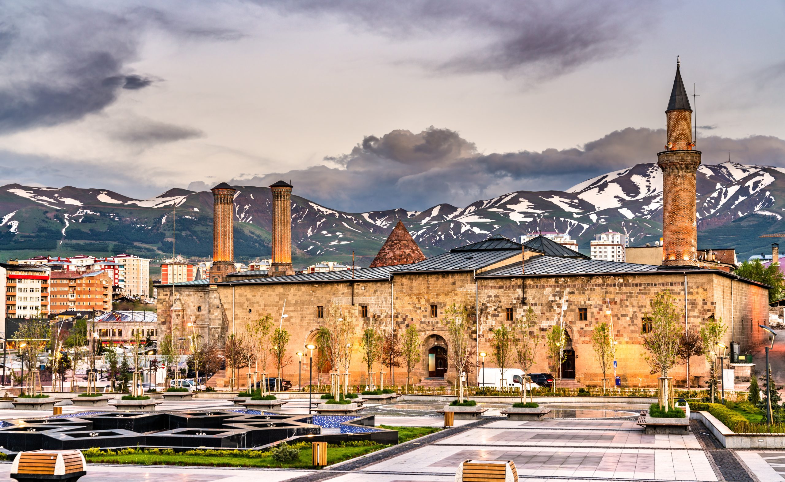 Kars turizm - Erzurum turu  Çifte minareli medrese manzarası - Cancanlar Turizm