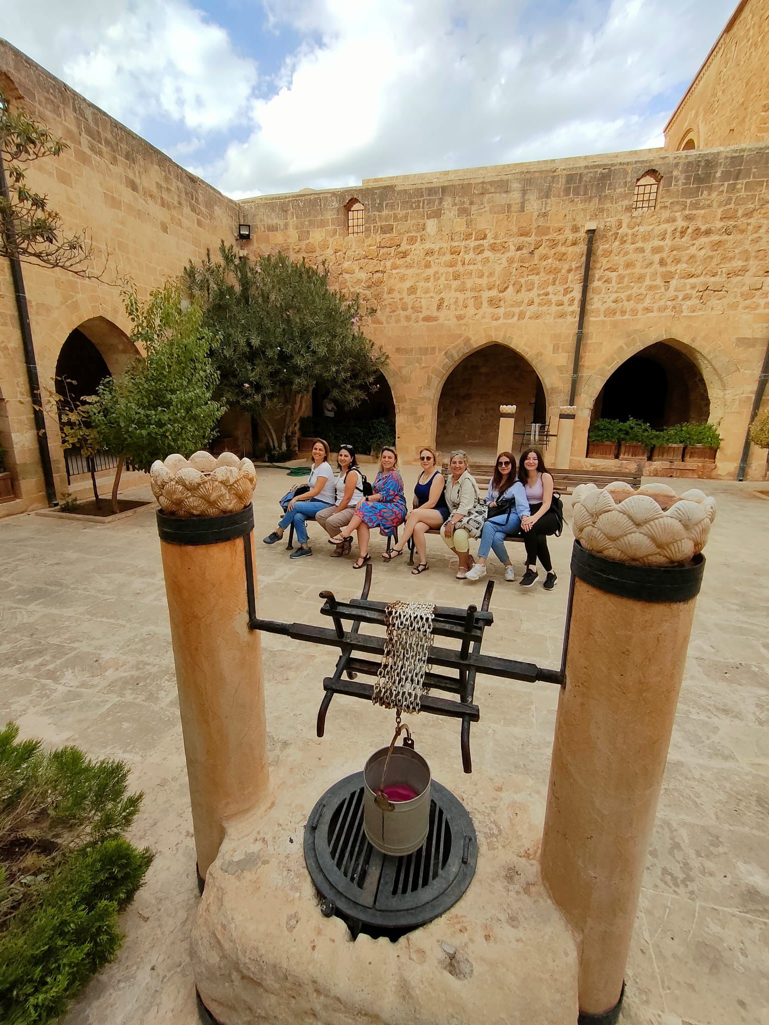 Kars turizm -Güneydoğu anadolu turu  hatıra fotoğrafı- Cancanlar Turizm