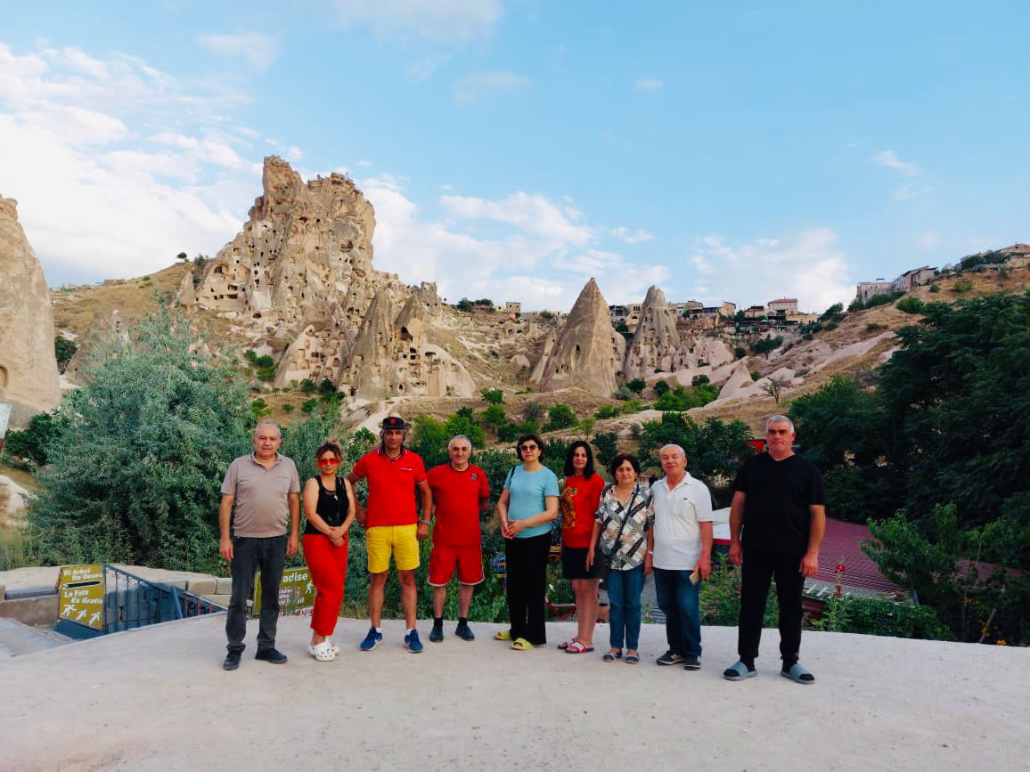 Kars turizm - Kapodokya turu uçhisar kalesi manzarası altında fotoğraf çekimi - Cancanlar Turizm