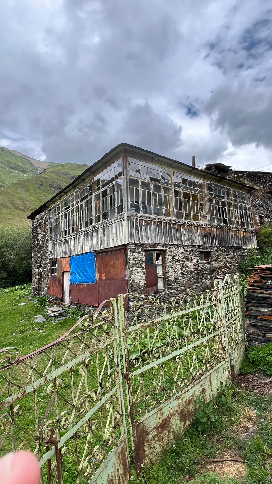 Kars turizm - Gürcistan svanetti mesita turu  doğada tarihi ev görüntüsü - Cancanlar Turizm