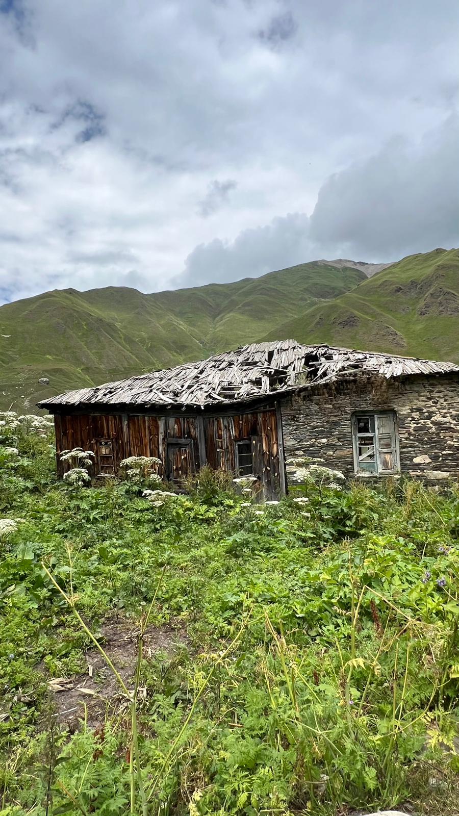 Kars turizm - Gürcistan svanetti mesita turu eski ahşap evler - Cancanlar Turizm