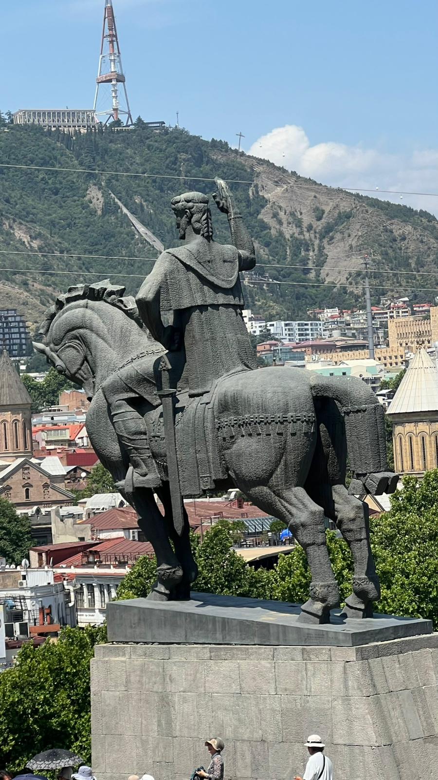 Kars turizm -Tiflis Turu süvari heykeli görüntüsü - Cancanlar Turizm