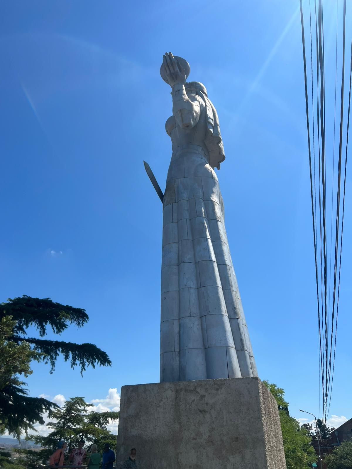 Kars turizm -Tiflis Turu büyük kadın Heykeli